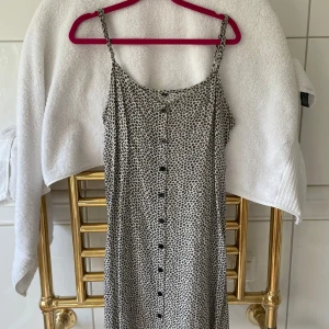 Sommar klänning - Tunn skön sommar klänning men vita blommor på 