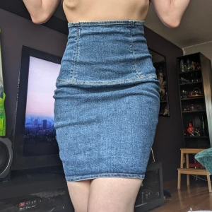 Vintage kjol 36 - En underbar retro kjol i denim, strl 36 Den har dragkedja på baksidan och sitter som gjutet på kroppen med en fantastisk midja Har inte lokaliserat designern så förmodligen en one of a kind kjol ☺️