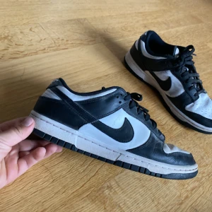Pandadunks 🐼👞 - Panda dunks jävligt shyssta man kan matcha med mycket. Skick 7/10 har creasat lite och lite smuts men går att få bort. Pris kan diskuteras