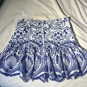 Zara kjol - Blåvit kjol från Zara som jag sytt in så att den passar storlek S. (se sömn i bild 2 och 3). Jöttefin och knappt använd💗