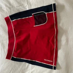 Badkjol  - Bad-kjol med insydda  shorts under ifrån didrikson aldrig använd