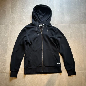 Svart zip hoodie - Svart zip hoodie från produkt. Bra skick, bra passform! Hör av dig vid frågor eller funderingar!