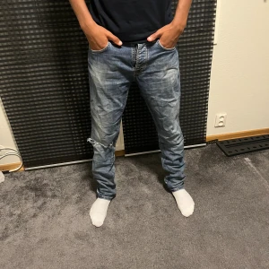 Nudie jeans  - Tja säljer dessa feta Nudie jeans, skicket på byxorna är 9/10 och är slim fit slitningarna är en del av modellen. Hör av er vid eventuella frågor. 