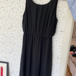 Långklänning svart  - Så fin!!! Transparent nedtill 
