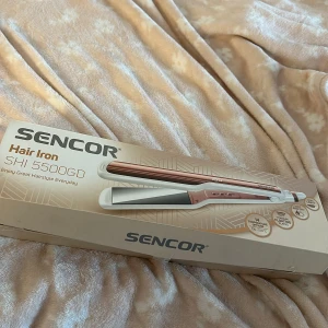 Plattång Sencor SHI5500GD - Säljer min plattång som endast testat en gång då den ej passar till mitt hår!  •Den är wet&dry  •upp till 230 C  •Värmetålig skyddsfodral  • Titanium plattor bästa plattorna för att stilrakt hår  •Värmeskyddskammae följer med  Lätt väger ej mycket 