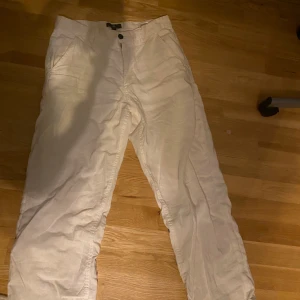 Vita Linnebyxor  - Tja! Säljer nu ett par Linnebyxor då de är för små för mig. Inga defekter eller tecken på slitage. 