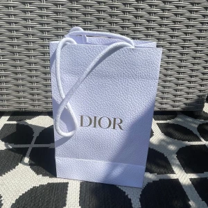 Dior - B:14,5 H:22,5 Pappkasse från Nk Stockholm 
