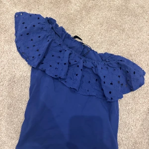 oneshoulder top💕 - säljer denna marinblåa oneshoulder top från mango! helt oanvänd, ingen tecken på användning. storlek ungefär s💕