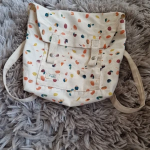 ZARA BABY VÄSKA!! - Väska från zara baby! Knapp magnet lås, ryggsäck. Ryms mycket !!! Använt skick😇