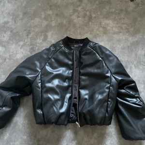 Skinnjacka  - Skinnjacka från bikbok i storlek L, Jackan är oandvänd, då den är lite för stor, den är värd 800kr. 