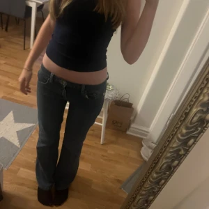 Low waist Jeans - Super söta low waisted jeans ifrån Roxy🥰säljer då dom inte kommer till användning längre💗midjemått tvärs över är 38cm och innerbenslängden är 78cm🥰