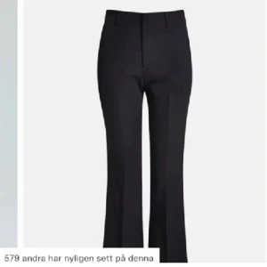 Bikbok kostymbyxor vera - Säljer mina nästintill oanvända kostymbyxor. Det är den populära modellen vera. Säljer pga de aldrig kommer till användning då jag använder mer low waist. Köpt för 499 i januari.