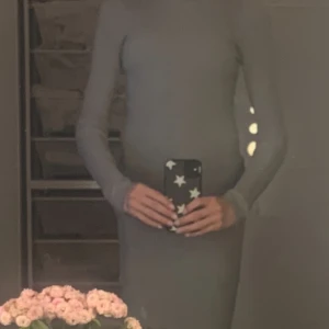 Klänning  - Lite lång i armarna jag är 160