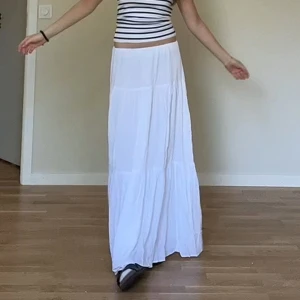 Vit långkjol  - Säljer denna fina långkjol från stradivarius då den inte kommer till användning, superfin och nästan aldrig använd 🥰