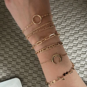 Guld armband - Guld armband, ett för 10, alla 9 för 50 kr🤍