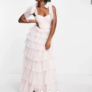 Balklänning  - Rosa balklänning från asos🩷Bra skick och storlek S men passar både Xs och M💕