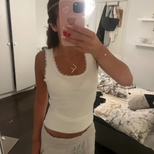 Spets linne  - Jätte gulligt linne med spets runt, säljer då den inte kommer till användning längre och måste rensa, säljer de för ett bra pris då jag bara vill bli av med de💗 köparen står för frakten 💗