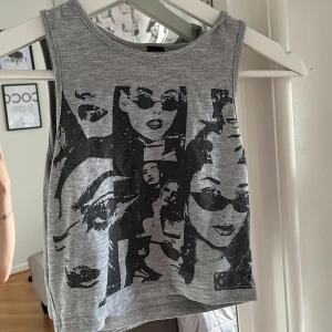 Topp - Jätte fin topp, bilder på toppen. Storlek 34. Sitter tajt och fint. Typ magtröja. 