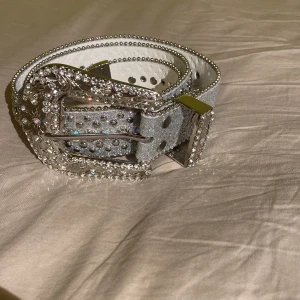Bb simon bälte - Bb simon bälte💎, alldrig använt 10/10 skick. Säljer för att den inte kom till användning