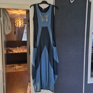 Klänning - Långklänning, fint skick. Balkong kjol med fickor. 