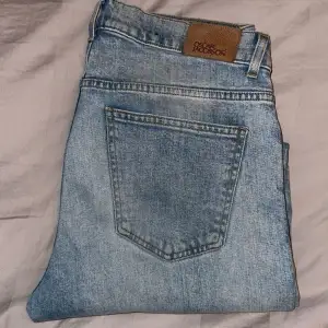 Säljer nu mina riktigt snygga jeans från Oscar Jacobsson. Dom är i ett bra skick, endast använda och inga skador. Storleken är 34/32 och är av modellen Albert Trousers. Fler frågor och bilder i DM.