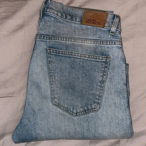 Oscar Jacobsson Jeans - Säljer nu mina riktigt snygga jeans från Oscar Jacobsson. Dom är i ett bra skick, endast använda och inga skador. Storleken är 34/32 och är av modellen Albert Trousers. Fler frågor och bilder i DM.