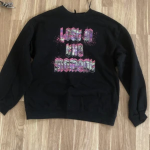 H&m hoodie  - Hoodie från H&m divided med tryck på , ”lost in the moment” står de på 😰 Fint skick 