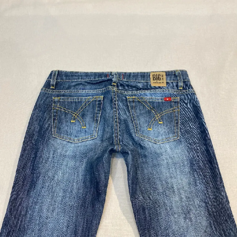 skitsnygga jeans jag köpte här på plick o säljer om ! midja 82 cm , innerben 83 cm , tror den skulle passa typ 36-34 ! obs bilden e lånad, inte min ! . Jeans & Byxor.