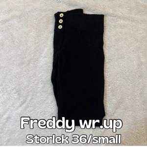 Svarta Freddy wr.up i storlek 36/small. Nyskick. 💕  Finns en hel del kläder till salu. Toppar, tröjor, byxor, shorts, badkläder, klänningar, underkläder, väskor och accessoarer. Det mesta är i helt nytt skick. Kika i min profil. 😊