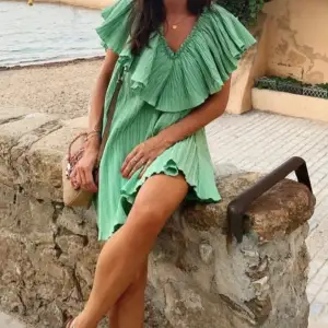 Så fin grön klänning från zara , aldrig använd 