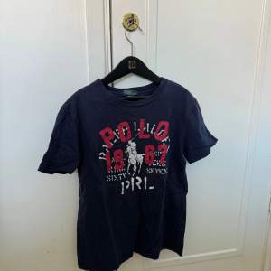 Ralph Lauren t-shirt i strl M (10-12)