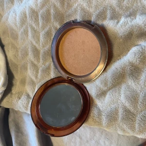 Isadora bronzer - Använd några få gånger med en ren borste! Nypris runt 180 säljer för att jag köpt en annan! Färgen är terrecota bronze 43