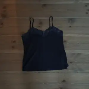 Marinblått linne från Bikbok i storlek M Köp gärna via köp-nu funktionen 💞