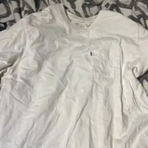En fin vit t-shirt med märker Levis på bröstet 