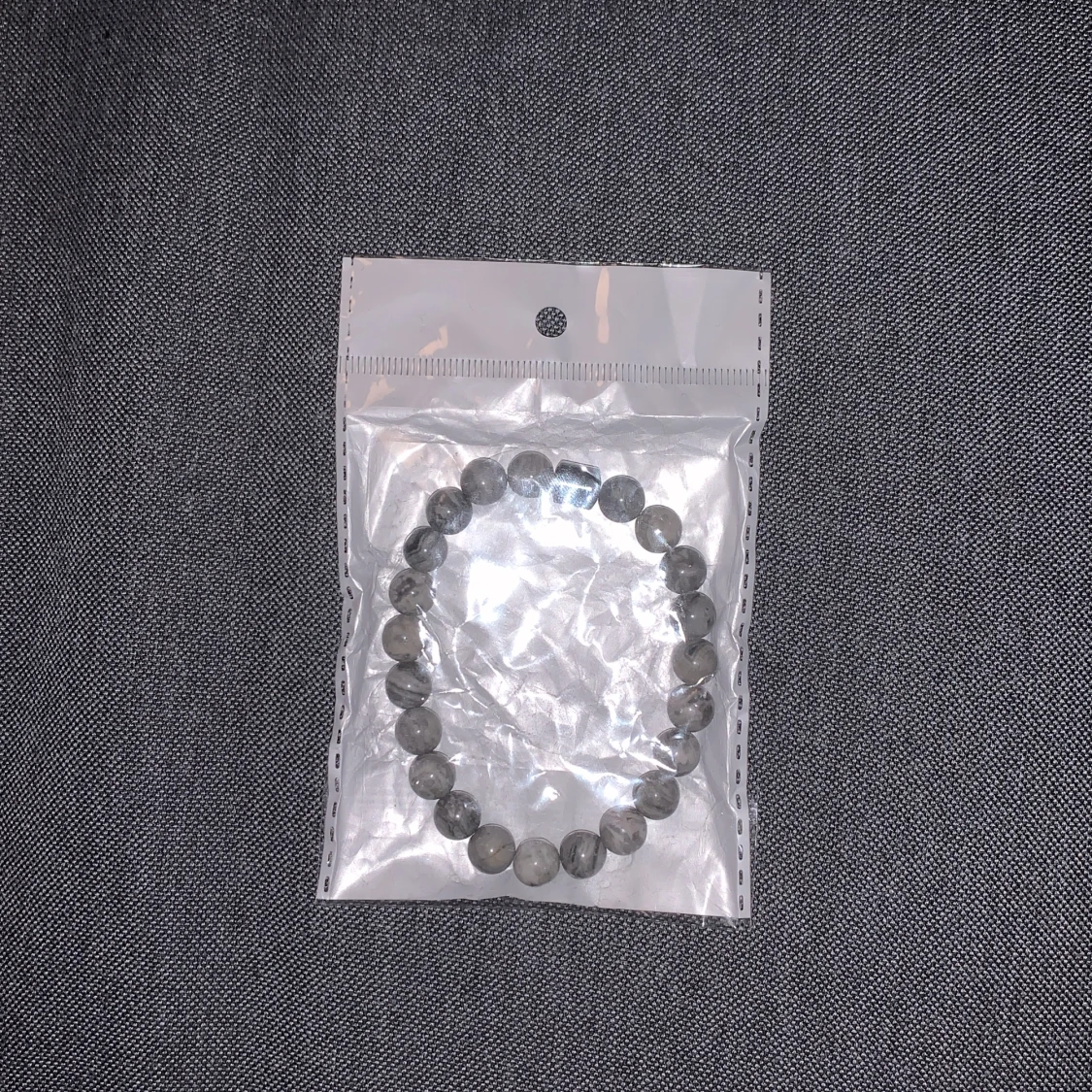 Grått ” grisch ” pärlarmband 