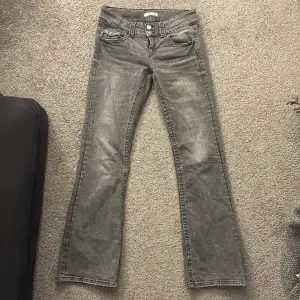 Skitsnygga Lågmidjade jeans från Gina som använts 2-3 gånger, som helt nya! ❣️