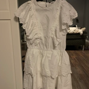 Volangklänning  - Slutsåld volangklänning från hm. Ny med prislapp