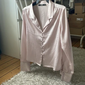 Satinblus - Ljuslila satinliknande blus från bikbok i storlek xs. 