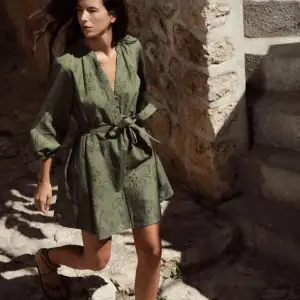 Jättefin grön klänning från zara. Oanvänd med lappen kvar. Slutsåld på hemsidan. Lånad bild från hemsidan.💛