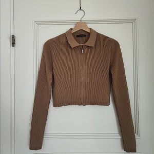 Trendyol ribbad kofta  - Ribbad kofta från Trendyol, fint skick! 