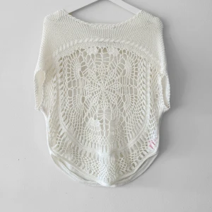 Poncho med armar  - Underbar topp. Supersnygg nu till sommaren med ett vitt eller svart linne under 