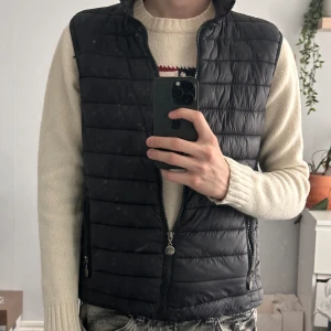 Stickad tröja - Gant tröja, perfekt för vintern då den e tjock. Säljs pga för liten, inga defekter.