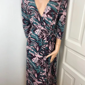 Omelott klänning - Oanvänd klänning i fint skick  jag tycker den känns som stl 44.