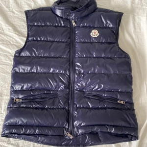 Moncler väst - Moncler väst small navy helt ny