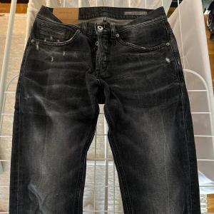 Dondup Jeans (george) 30/32 - Säljer nu ett par dondup jeans i fint skick, dom är för små för mig. Tveka inte på att höra av dig om du undrar något.