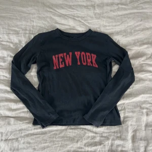 Brandy Melville tröja - Långärmad tröja från brandy melville som är använd sparsamt💕