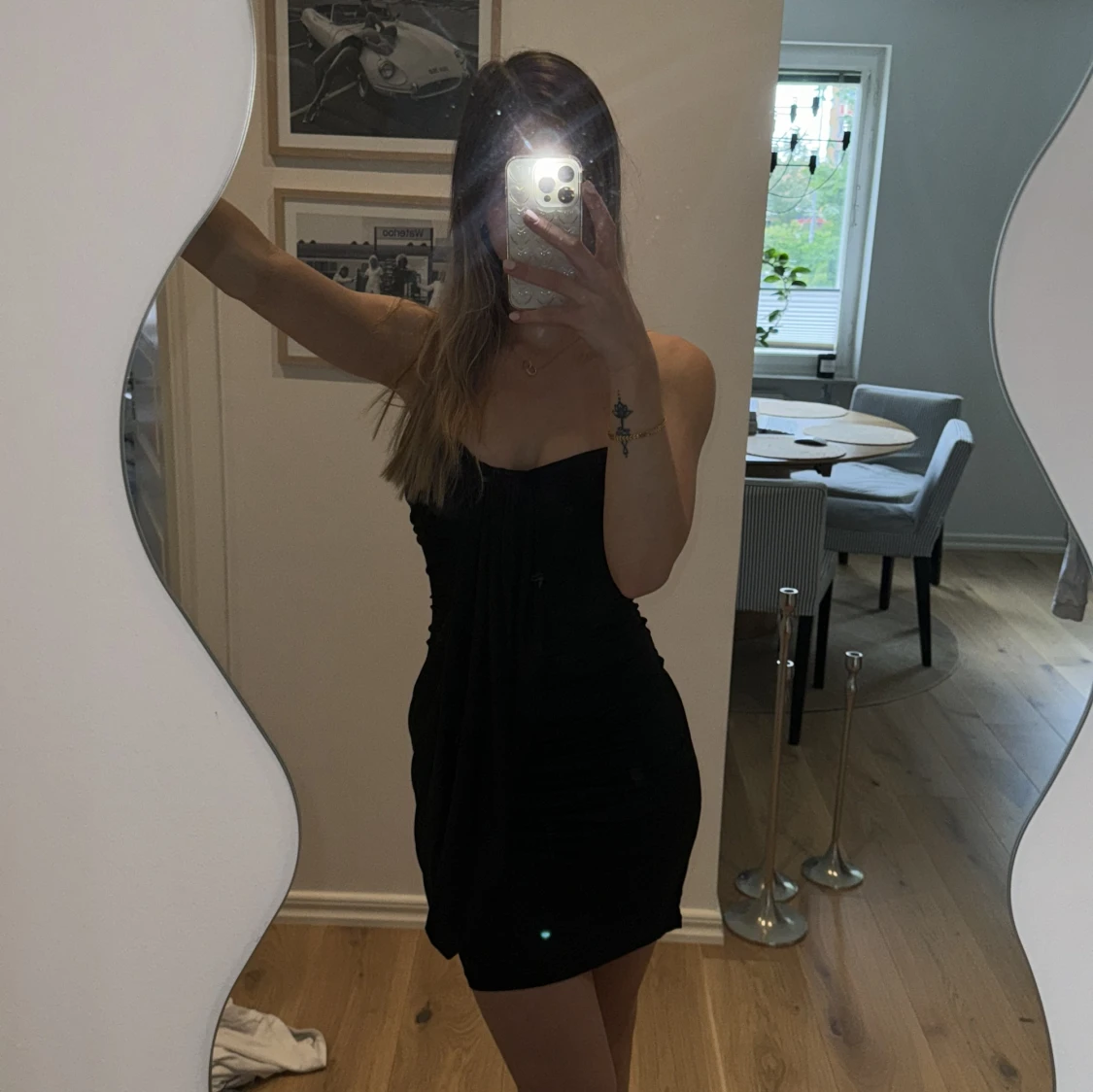 Svart kort klänning med öppen rygg - 90