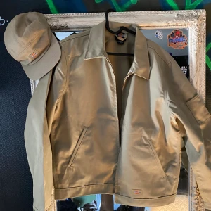 Dickies jacka matchande keps på köpet - Oanvänd topp skick