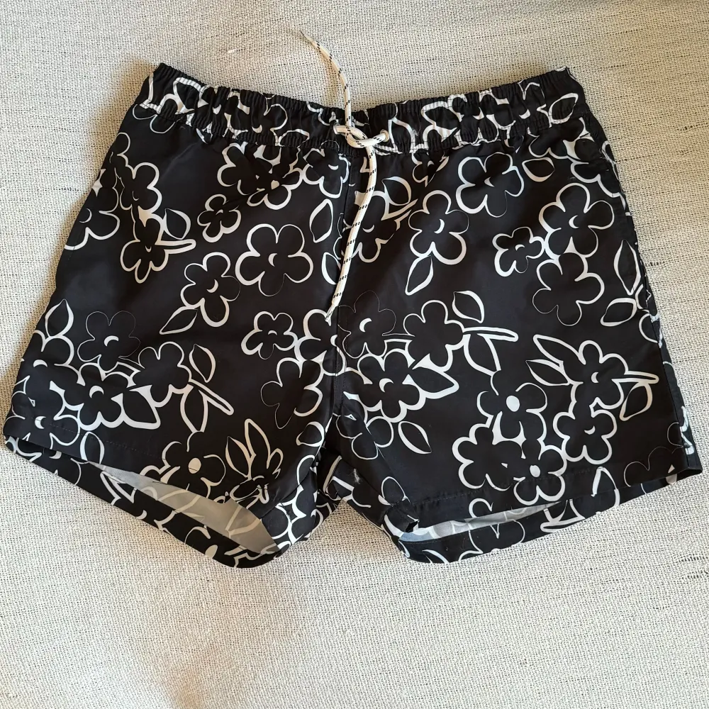 Köpta på asos, aldrig använda. Säljes då jag glömde returnera dom i tid.. Shorts.