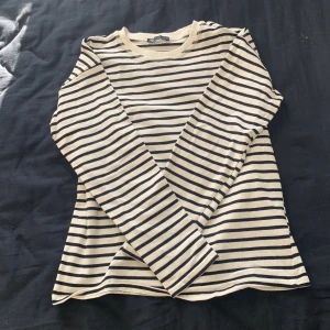 Stickad tröja från zara - Jätte bra skick, knappt använd och perfekt nu inför sommaren. Jag säljer pga att den inte riktigt är min stil🩷 pris kan diskuteras